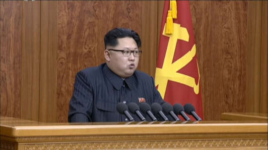 김정은 북한 국방위원회 제1위원장이 1일 새해를 맞아 육성으로 신년사를 발표했다. 조선중앙TV는 이날 낮 12시(한국 시간 낮 12시30분)부터 29분 동안 김 제1위원장의 신년사 발표를 중계했다. 김 제1위원장은 집권 2년차인 2013년부터 해마다 새해 첫날 육성으로 신년사를 발표하고 있다.